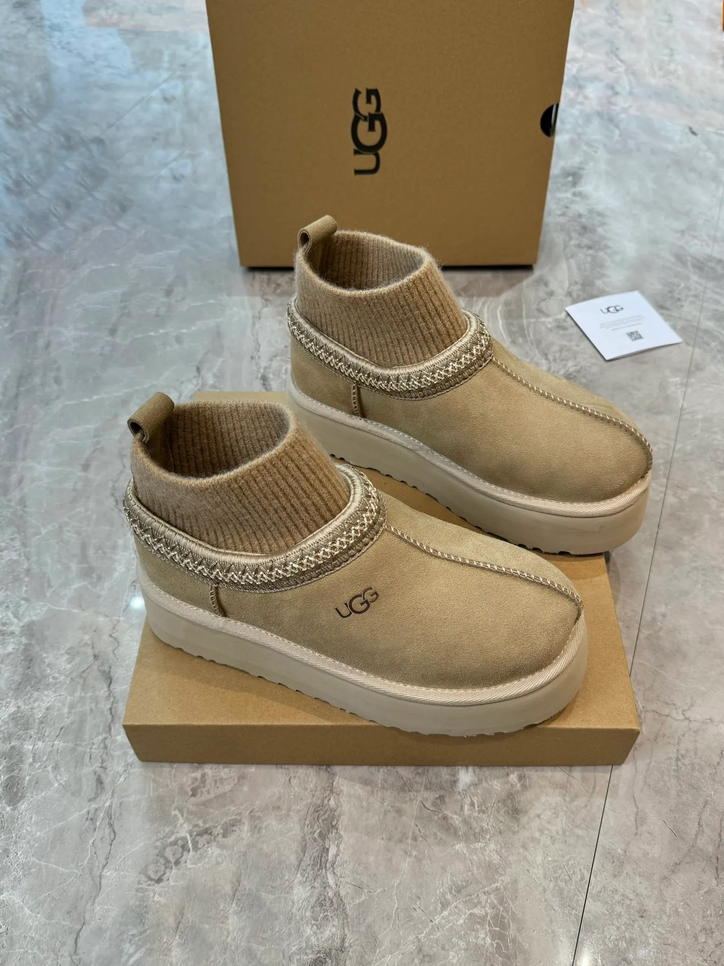 Self-pickup 💰520 New snow boots 1125956 Ethnic style plus sock cover, the sock cover is inserted into the wool. The surface is made of imported silk cow suede, and the inner part is made of Longfeng fur. Foam outsole has light anti-slip characteristics. Four colors, 35-40